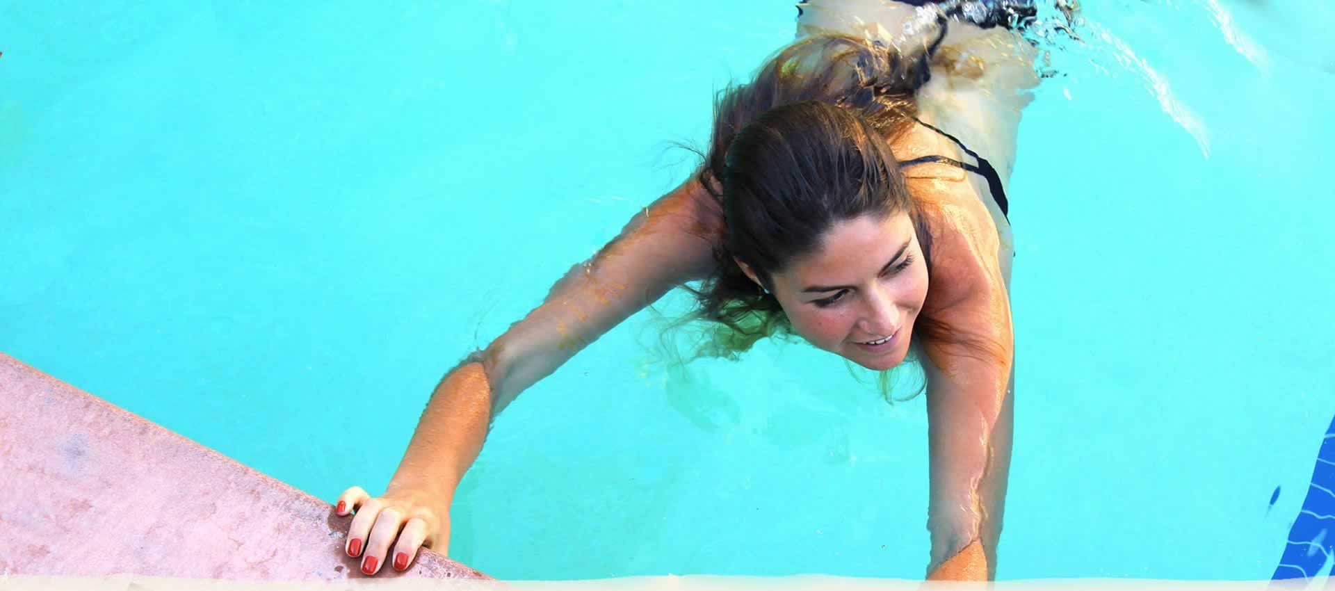 El Morocco Inn guest swimming in pool